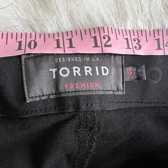 TORRID BOMBSHELL SKINNY PREMIUM STRETCH HIGH-RISE DESTRUCTED JEAN. Size 24R - Picture 8 of 11